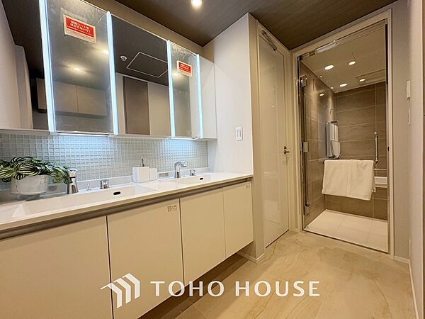 【Wash basin】十分な大きさの洗面台は収納もさる事ながら、身だしなみチェックや歯磨きなど、朝の慌ただしい時間でもホテルライクなスペースで余裕とゆとりを感じて頂けます。