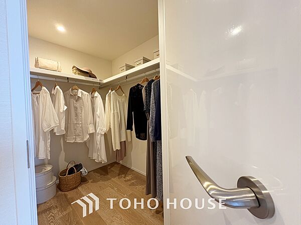 【closet】奥行きのあるクローゼットを採用。衣装ケースや、掃除機といった電化製品まで多くの物を収納できるようなつくりになっております。是非一度、ご自身の目でお確かめ下さい。