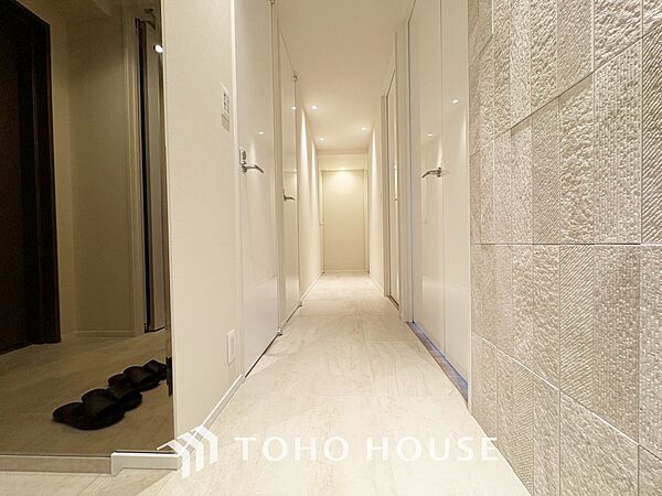 【Shoes in closet】靴を美しく収納できて、マジックのように玄関がすっきりします。ベビーカー、ゴルフ道具、アウトドア用品など、外で使用するアイテムを玄関ドアの近くに収納できます。