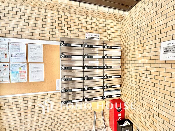 綺麗に維持されたダイヤル式の集合ポストと掲示板。管理体制の良さが伺えます。