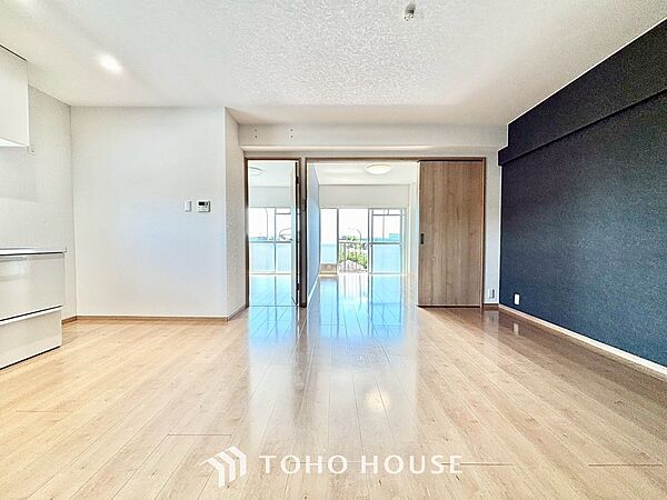 ◆窓を開けると◆冷涼な風、そよぐリビング。だんらんの場所はここから始まり、ここで終わる。家族の笑顔が集う素敵な場所だから、こだわり抜いた思いが詰まっているのだと思う。