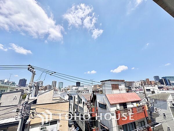 バルコニーからの眺望は開放感にあふれ、心安らぐひととき。