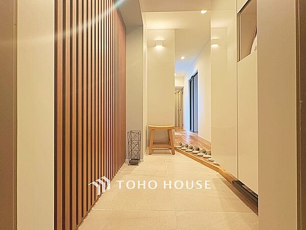 【玄関】出入りのしやすい、ゆとりを感じる玄関空間です。