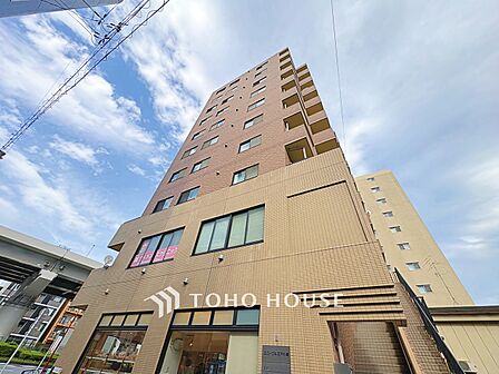 【Exterior】街並みに溶け込みながらも、確かな存在感。落ち着いた佇まいが、帰るたびに安心を与えてくれます。永く愛される外観デザインです。