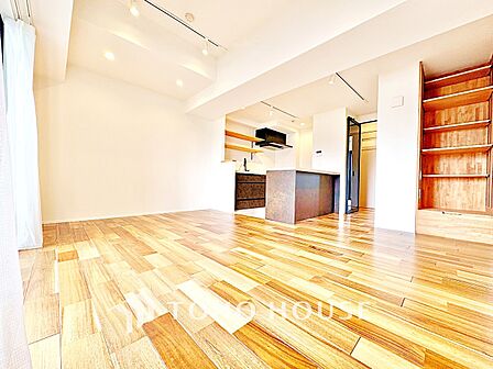 【リビング】明るい陽光が差し込み、毎日の暮らしをやさしく包み込む。