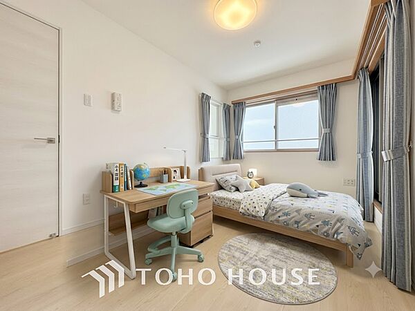 ※生成AIによるイメージです。家具・小物は販売価格に含まれません。【PRIVATE ROOM】◆属毛離裏◆子は父を手本とし、母に愛育されて成長する。家族の深い繋がり。いつまでも大切にしたい。