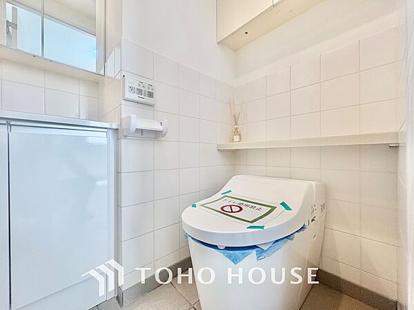 【RESTROOM】ホワイト調のクロスと温もり溢れるモダンカラーの床材が見事に調和した本邸宅は、毎日の生活を少しでも快適に過ごして頂ける様に落ち着いた雰囲気作りから行っています。