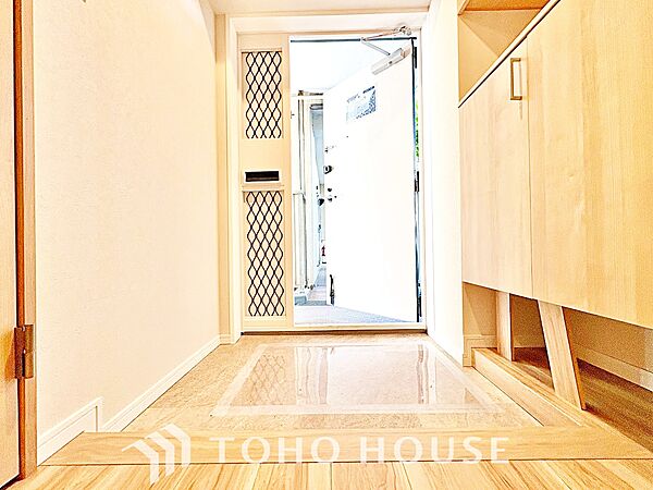 【玄関】ドアを開けると、空気が切り替わる。外と内を、静かに分ける場所。