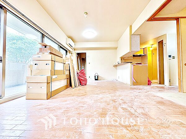 【リビング】ダウンライトに反射するグラスを眺めながらワインを注ぐ。トクトクと心地いい音をさせながら、フランスの古城を思わせる薫りがたちこめ、とても幸せな時を過ごせる。