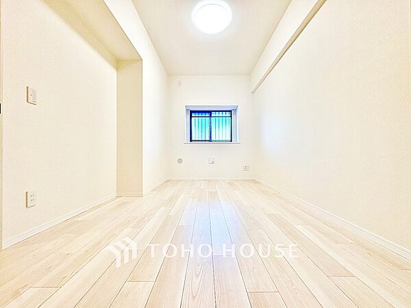 【洋室】冷涼な風、そよぐリビング。だんらんの場所はここから始まり、ここで終わる。家族の笑顔が集う素敵な場所だから、こだわり抜いた思いが詰まっているのだと思う。