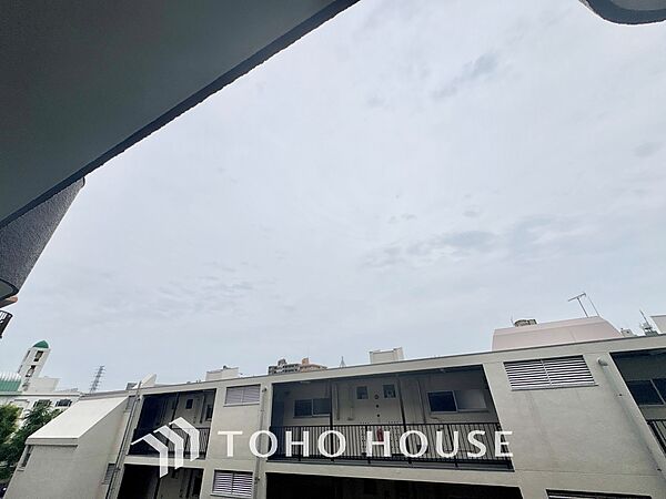バルコニーからの眺望は開放感にあふれ、心安らぐひととき。