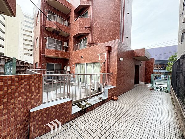 【Living room】◆リビング◆家族への思いを抱きながら、平和に過ごす悠久の時。あたかかく感じるのは、日当たりだけではない。広く和やかに暮らせる空間と、家族の存在を噛みしめて。