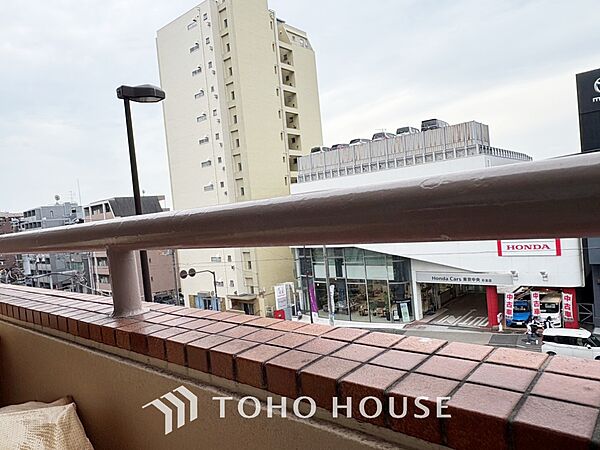 【Corner room】建物の端に位置するため、複数の方角に窓を設けることができる点が大きな特徴。窓が2面以上あることが多いため通気性も良くなります。