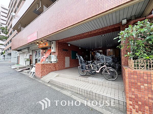 【By the window】◆窓辺◆窓を開けベランダに出ると当所なく広がる街と空のスクリーン。風が凪ぎ一時停止する目の前の画面