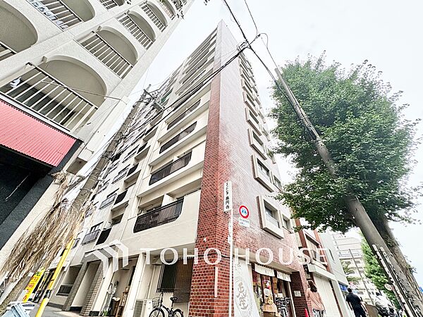暖かみのあるレンガ調のデザインが目を引く、SRC造11階建てのスタイリッシュな外観。