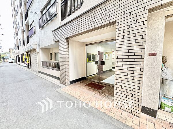 明るく開放的なガラス扉のアプローチ。住まう人を優しく迎え入れる綺麗なエントランス。