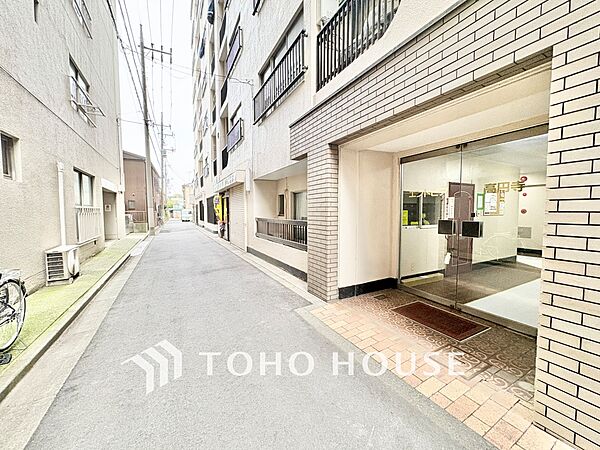 明るく開放的なガラス扉のアプローチ。住まう人を優しく迎え入れる綺麗なエントランス。