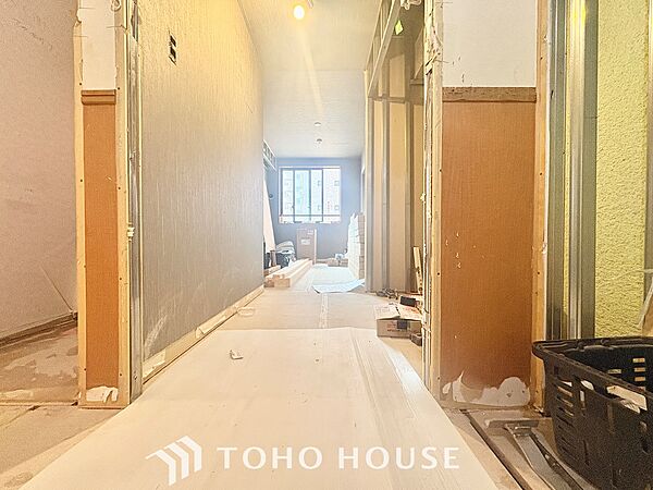 【改装中】舞い込んでくる風が優しく躍り、室内に爽やかな空気を運んでくる。