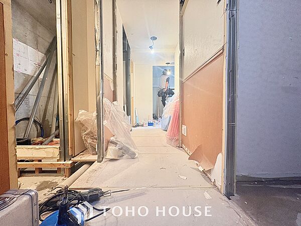 【改装中】舞い込んでくる風が優しく躍り、室内に爽やかな空気を運んでくる。