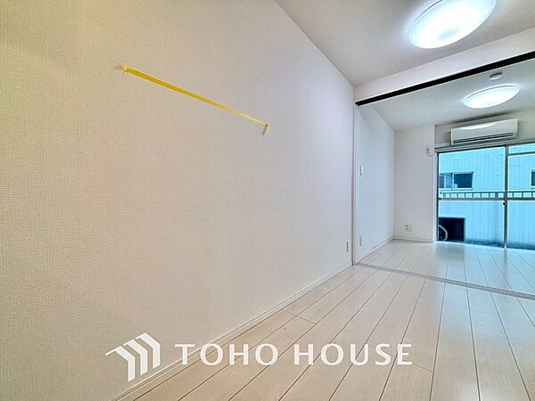 ここはみんなが集い、食事と楽しい会話が始まる場所。話に夢中になりすぎて、ついつい時を忘れ、夜半過ぎになってしまう。そんな束の間の幸せを感じさせてくれます。