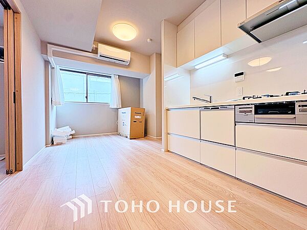 【living】居心地のいい暮らしには欠かせない眩い採光。ゆったりとした幅の窓からこの空間に降り注ぐ採光が絶えない。明るいリビングこそ居心地のいい暮らしが待っているのだと思う。