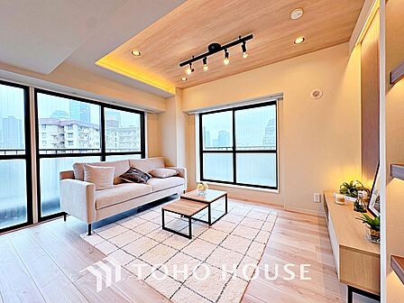 【living】居心地のいい暮らしには欠かせない眩い採光。ゆったりとした幅の窓からこの空間に降り注ぐ採光が絶えない。明るいリビングこそ居心地のいい暮らしが待っているのだと思う。