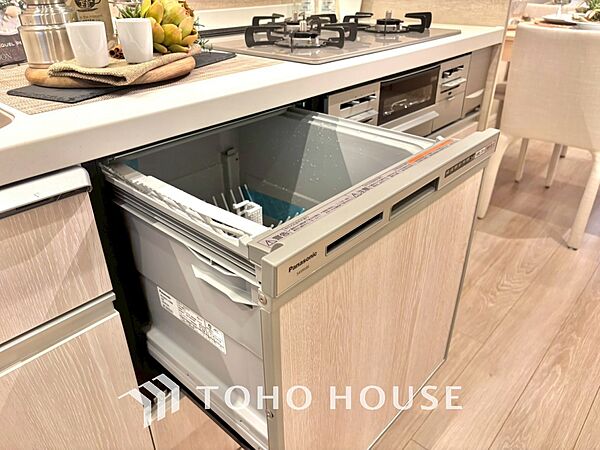 キッチンは家族の絆を育む大切な空間。シンプルで使い易いシステムキッチンで愉しく作る料理は愛情のある美味しいご馳走に。家族で使えるダイニングキッチンです。