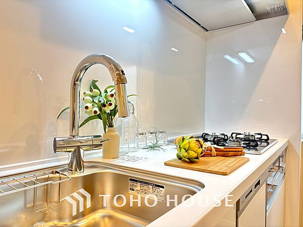 ◆愛育◆キッチンは家族の絆を育む大切な空間。シンプルで使い易いSystemKitchenで愉しく作る料理は愛情のある美味しいご馳走に。家族で使える広々としたダイニングキッチンです。