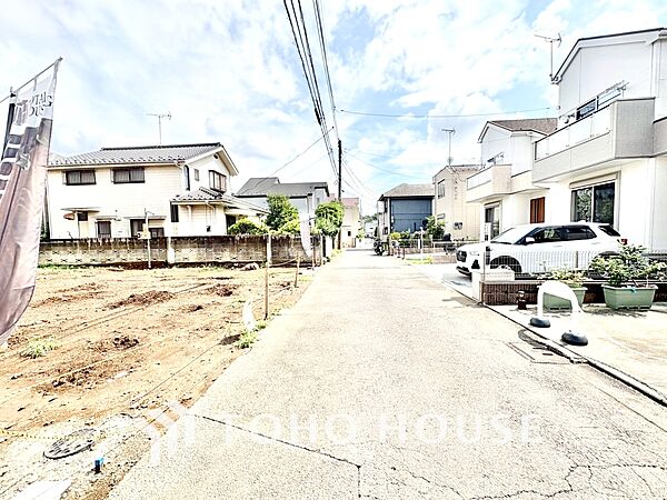 【前面道路】前面道路はゆとりのある幅員で、お車の出し入れもスムーズに行えます。