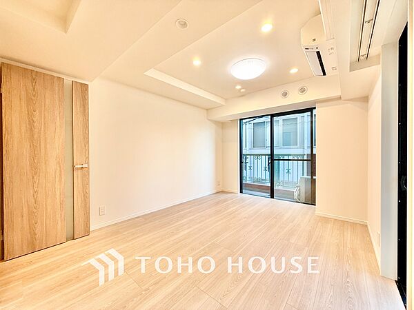 ◆リビング◆たくさんの窓から注ぐ太陽の光。時間の経過とともに光と影のコントラストがこの空間のムードを変え、部屋に変化と温もりをもたらしてくれる。