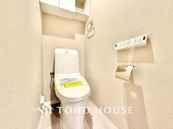 ◆トイレ◆トイレも全て新品に交換されており、清々しく新生活を始めることができます。白基調の清潔感のある空間に生まれ変わりました。
