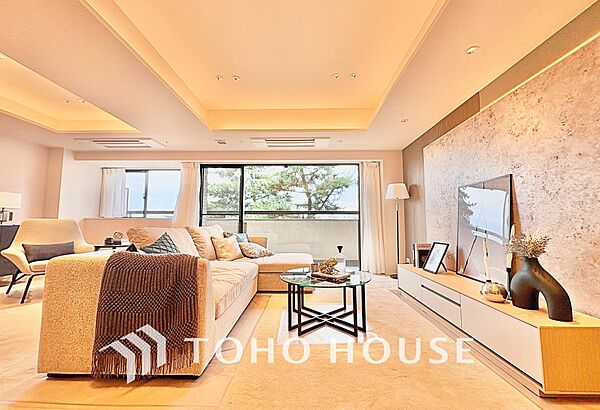 ◆瀟洒な空間◆落ち着きのある彩が見事に調和させた瀟洒な空間を演出。ここに集まる家族の会話と笑顔が絶え間なく続く幸せな空間。