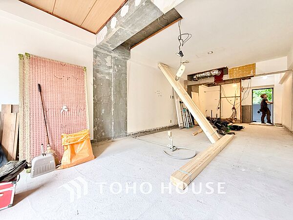 ◆木漏れ日◆の様な採光が優しく足元を照らし、心地いい暮らしの道しるべを写し出す。この空間で過ごす家族との語らいの時間がとても素敵で幸せを感じるかもしれない。