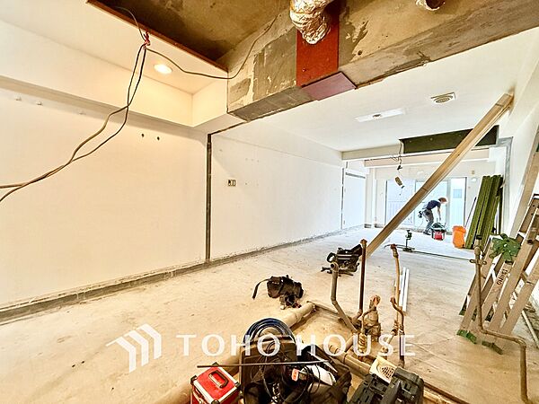 ◆今宵の食卓◆ダウンライトに反射するグラスを眺めながらワインを注ぐ。トクトクと心地いい音をさせながら、フランスの古城を思わせる薫りがたちこめ、とても幸せな時を過ごせる。