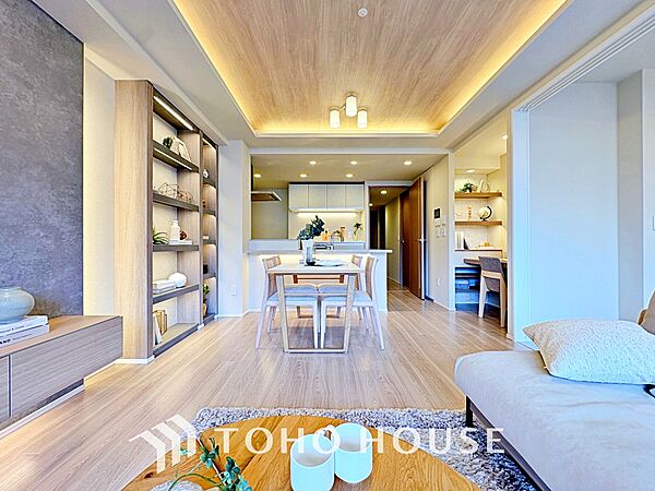 ◆サンサンと◆差し込む太陽の光がこのリビングに笑いをもたらす。ソファの上のクッションがポカポカした暖気にぬくぬくと微睡んでいる。