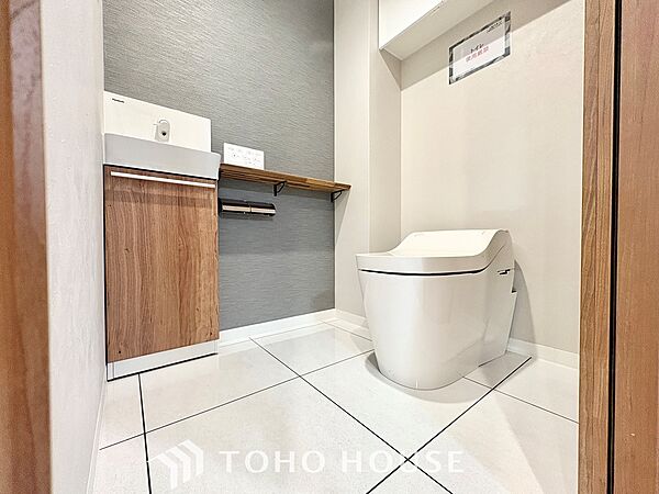舞い込んでくる風が優しく躍り、室内に爽やかな空気を運んでくる。