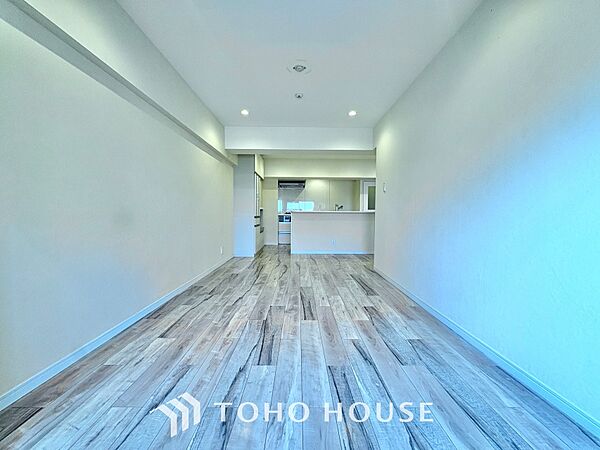 居心地のいい暮らしには欠かせない眩い採光。ゆったりとした幅の窓からこの空間に降り注ぐ採光が絶えない。明るいリビングこそ居心地のいい暮らしが待っているのだと思う。