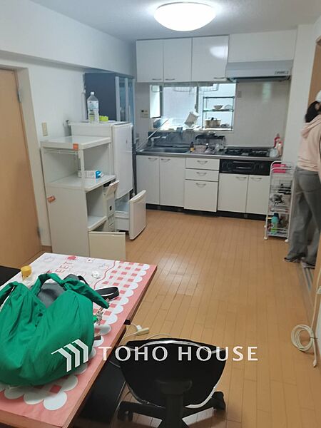 忙しい朝でも、しっかり家族が揃って食事をして頂けるゆとりある大きさのダイニングスペース。
