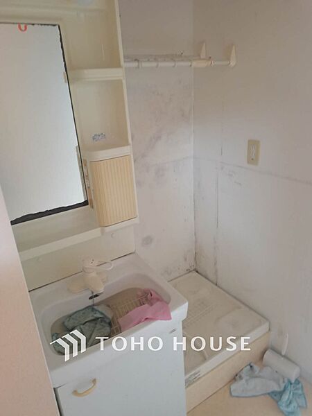 気持ちの良い朝をつくりだし、夕方には笑顔を取り戻させてくれるミラー。パウダールームはいつでも本来の自分を取り戻せる空間。明るく仕上げてあります。