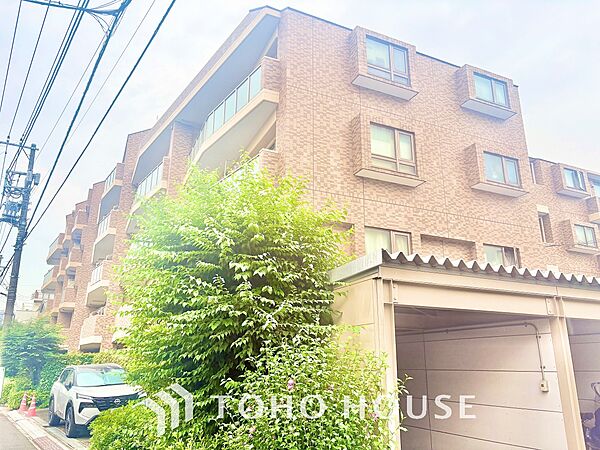 清潔感あるホワイト調のクロスと温もり溢れるモダンカラーの床材が見事に調和した本邸宅は、毎日の生活を少しでも快適に過ごして頂ける様に落ち着いた雰囲気作りから行っています。