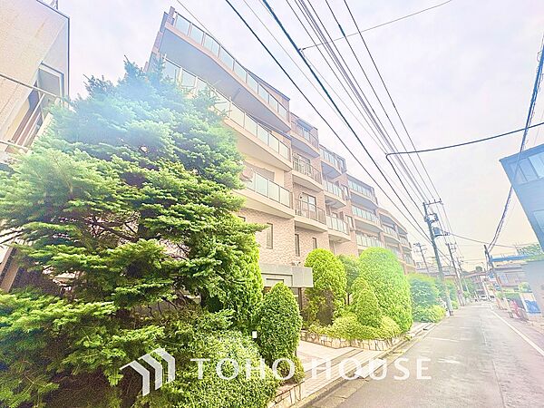 忙しい朝でも、しっかり家族が揃って食事をして頂けるゆとりある大きさのダイニングスペース。リビングと和室の続き間は急な来客時になど使い勝手が良いです。実際の空間を体感してみて下さい！