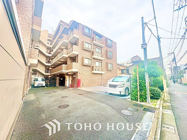 気持ちの良い朝をつくりだし、夕方には笑顔を取り戻させてくれるミラー。パウダールームはいつでも本来の自分を取り戻せる空間。明るく仕上げてあります。