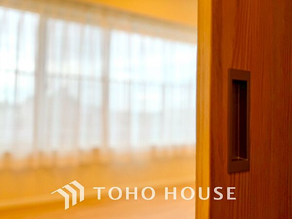 【LIVING】◆眩い◆光が燦々と入り、家族の笑顔を照らす。「いつまでも続いて」と願う夢のような毎日がここにある。