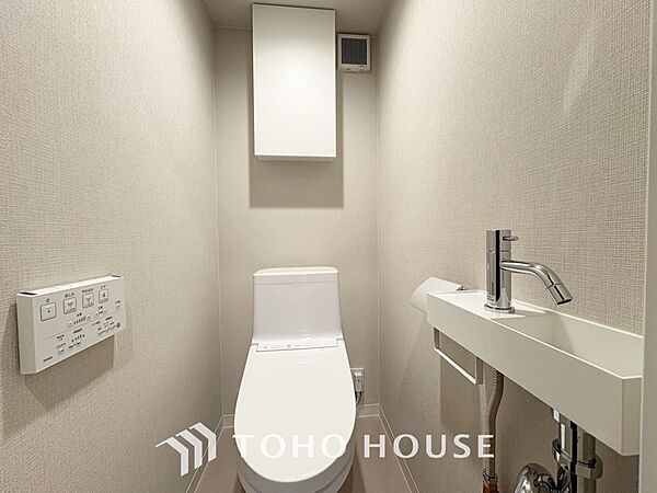 【toilet】トイレットペーパーの使用回数を減らせることです。 シャワートイレを使用すれば、洗浄して汚れを落とすことができるため、トイレットペーパーの使用を最小限にとどめることができます。