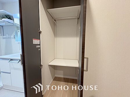 【Shoes in closet】靴を美しく収納できて、マジックのように玄関がすっきりします。ベビーカー、ゴルフ道具、アウトドア用品など、外で使用するアイテムを玄関ドアの近くに収納できます。