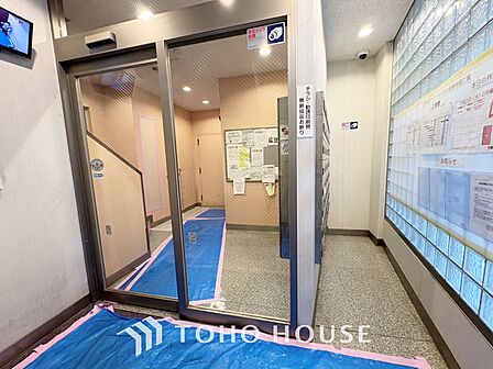 【Entrance】仕事は好きだ。でも今日という一日はあまり芳しくない日もある。とぼとぼと家路に付く頃、ふと目を上げると我が家のエントランス。