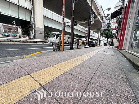 ◆青空テラス◆ベランダから望む紺碧の空からそよ風、そして目に映るのはグリーン広がる風光明媚な世界。それは清々しい自然の薫りを肌で感じる幸せな空間。