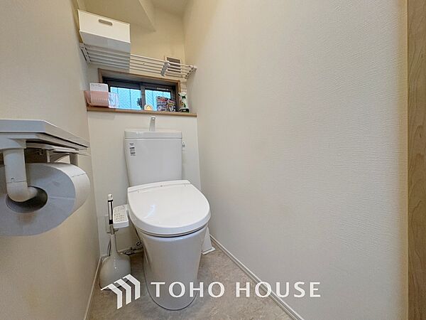 【toilet】トイレットペーパーの使用回数を減らせることです。 シャワートイレを使用すれば、洗浄して汚れを落とすことができるため、トイレットペーパーの使用を最小限にとどめることができます。