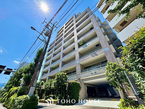 ◆今宵の食卓◆ダウンライトに反射するグラスを眺めながらワインを注ぐ。トクトクと心地いい音をさせながら、フランスの古城を思わせる薫りがたちこめ、とても幸せな時を過ごせる。