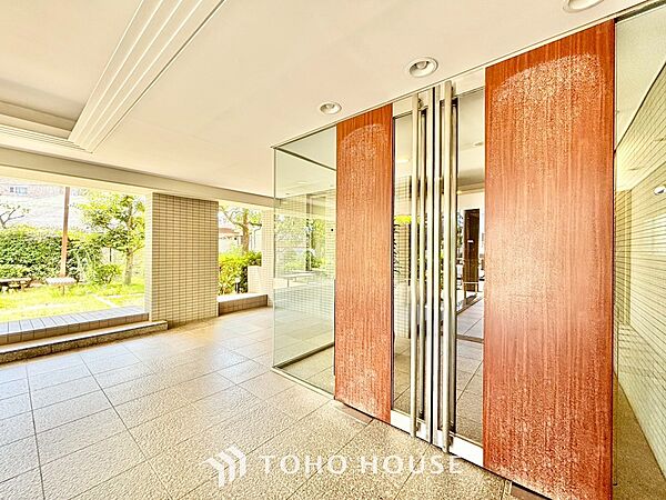 ◆キッチン◆美しく使いやすいキッチンは油汚れが簡単に拭き取れる素材で加工されており、浄水器シャワーから流す水の音を軽減する静かなシンクを採用。見えないところにさり気ない配慮が嬉しいですね